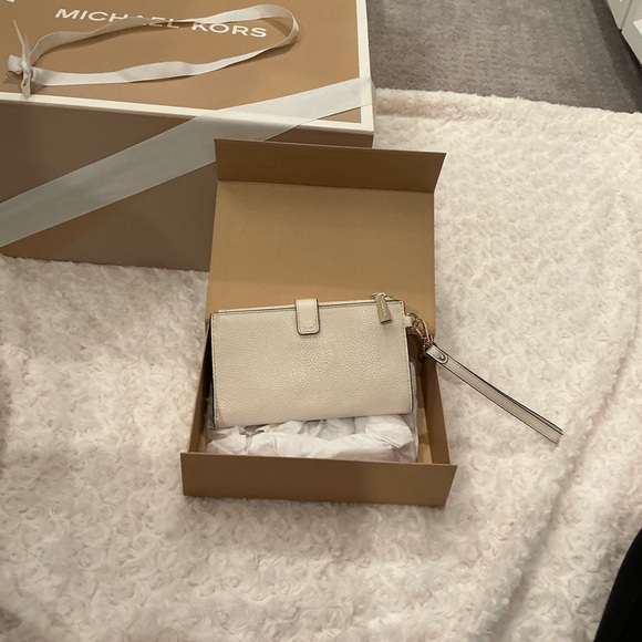 NWT Michael Kors Wristlet/Wallet - Picture 3 of 9